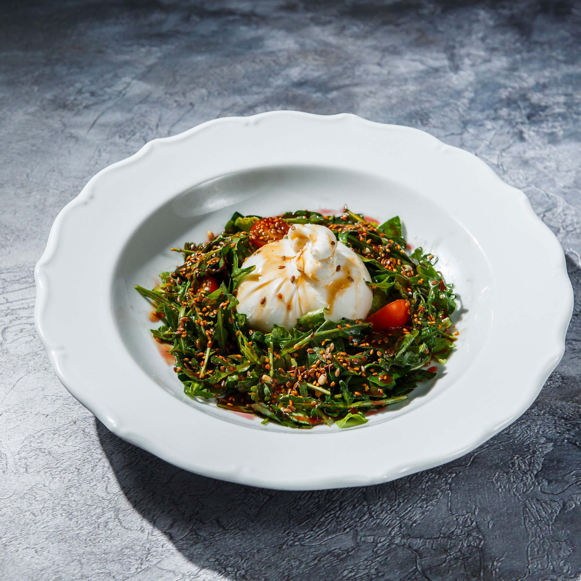 Буратта на подушке из баклажанов