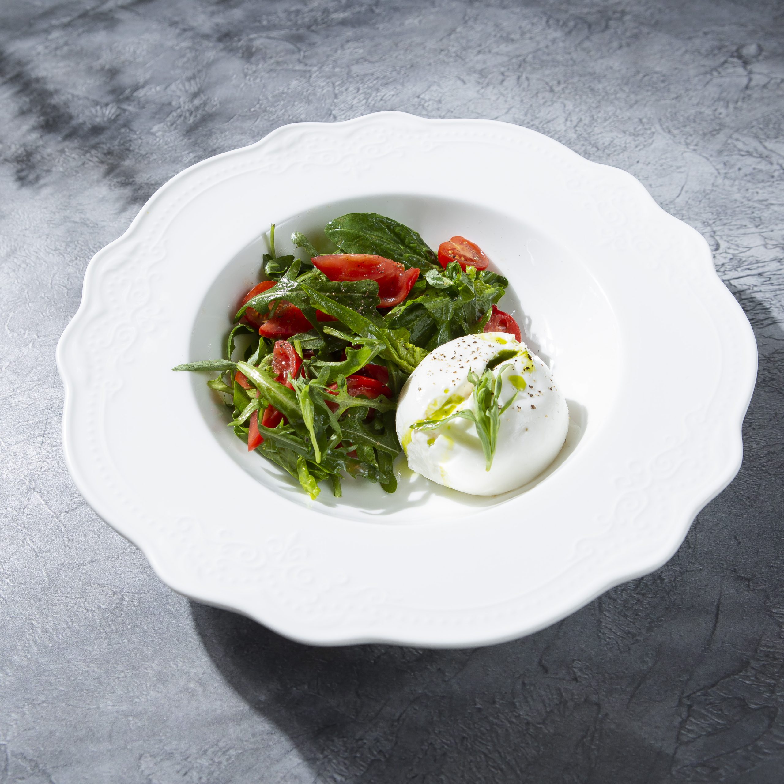 Буррата с томатами и эстрагоном