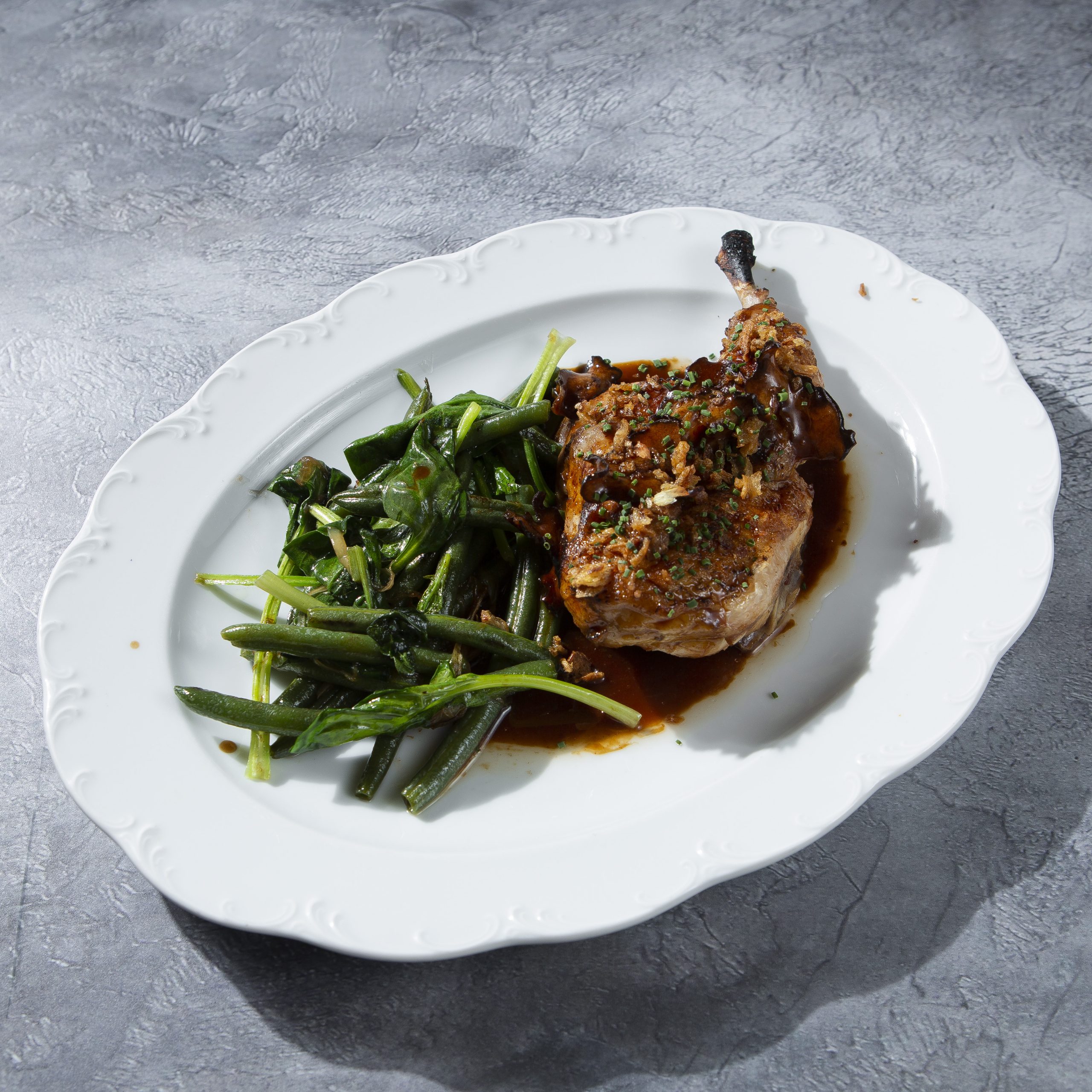 Половина цыплёнка из печи со стручковой фасолью