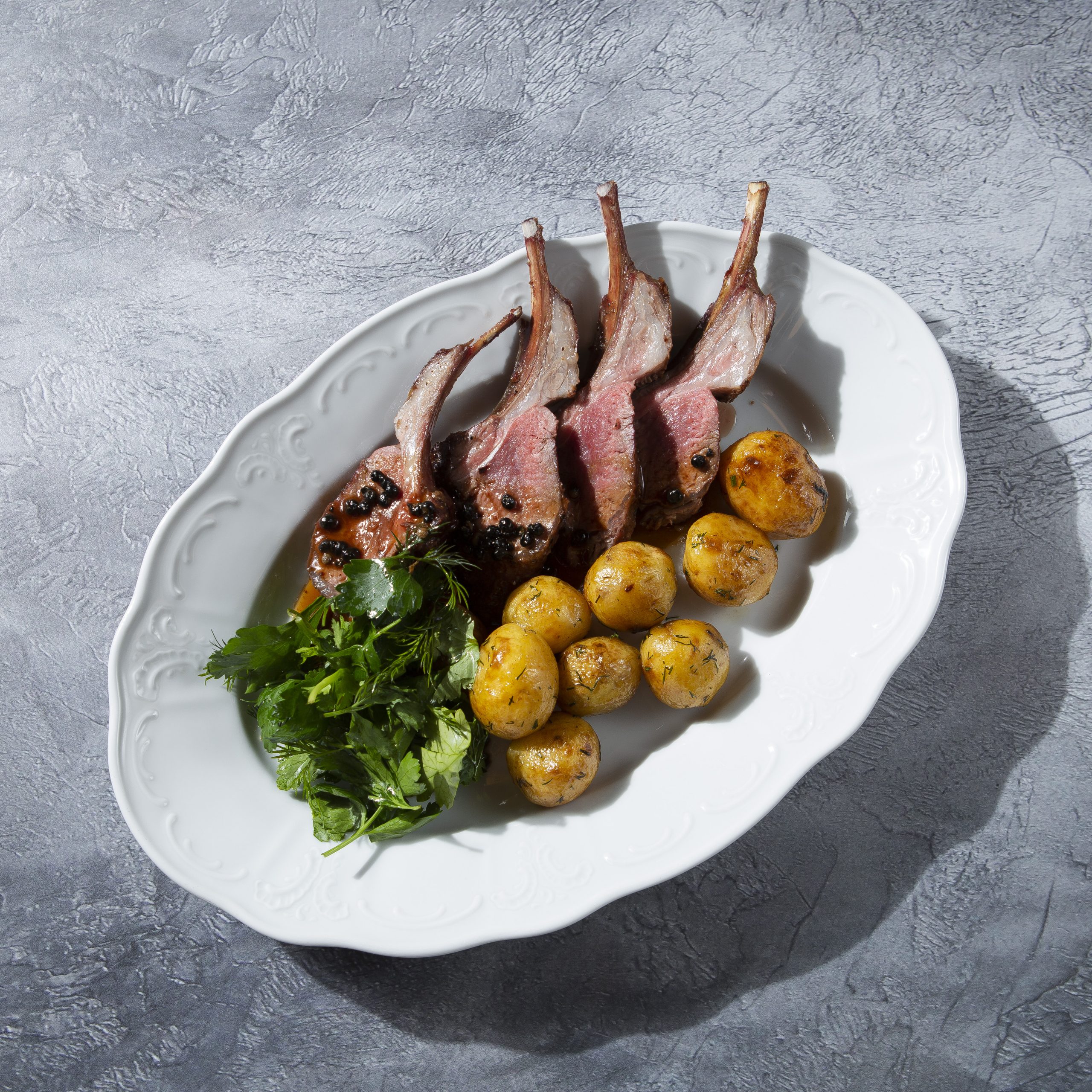 Каре ягнёнка с молодым картофелем в укропе